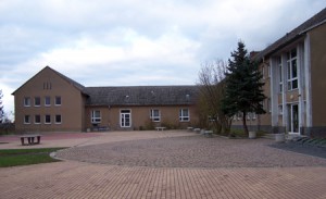 Schulhof und Turnhalle der Regelschule Nöbdenitz
