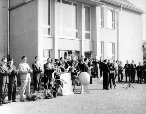 Historisches Bild von der Einweihung des Schulgebäudes in der Waldstraße.
